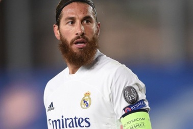 Real Madrid gặp khó, Sergio Ramos thể hiện quyền uy "anh cả"