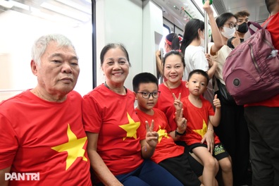 Cựu binh xúc động ngắm Thủ đô đổi thay từ chuyến tàu trên cao