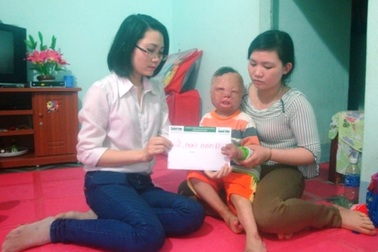 Món quà ý nghĩa tiếp tục đến với cháu bé bị bố tẩm xăng đốt   