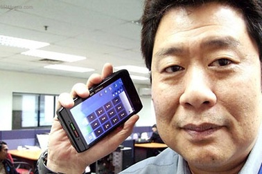 Smartphone kiêm máy tính bảng Windows 7 đầu tiên