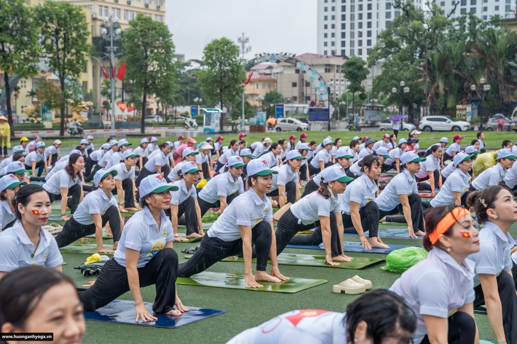 Hơn 1.500 người tham dự màn đồng diễn yoga lớn nhất tại Thái Nguyên - 4