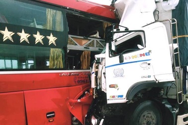 Vụ xe tải đối đầu xe khách: Cú va chạm kinh hoàng trong cơn mưa lớn