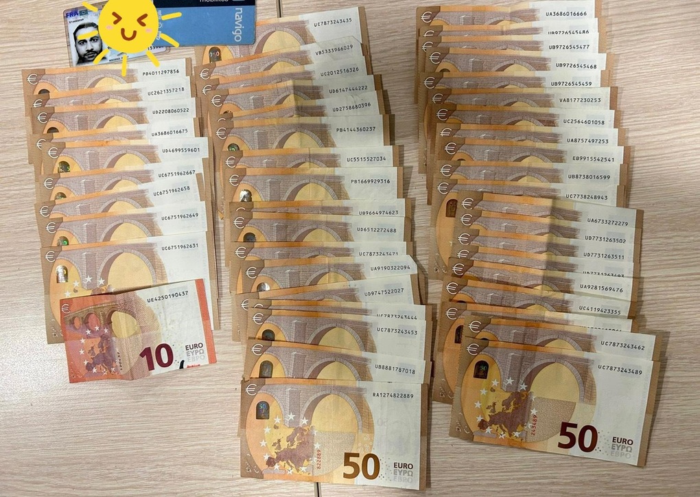 Hà Nội: Khách bỏ quên áo khoác chứa 2.300 Euro ở sân bay Nội Bài - 2 Hà Nội: Khách bỏ quên áo khoác chứa 2.300 Euro ở sân bay Nội Bài - 2