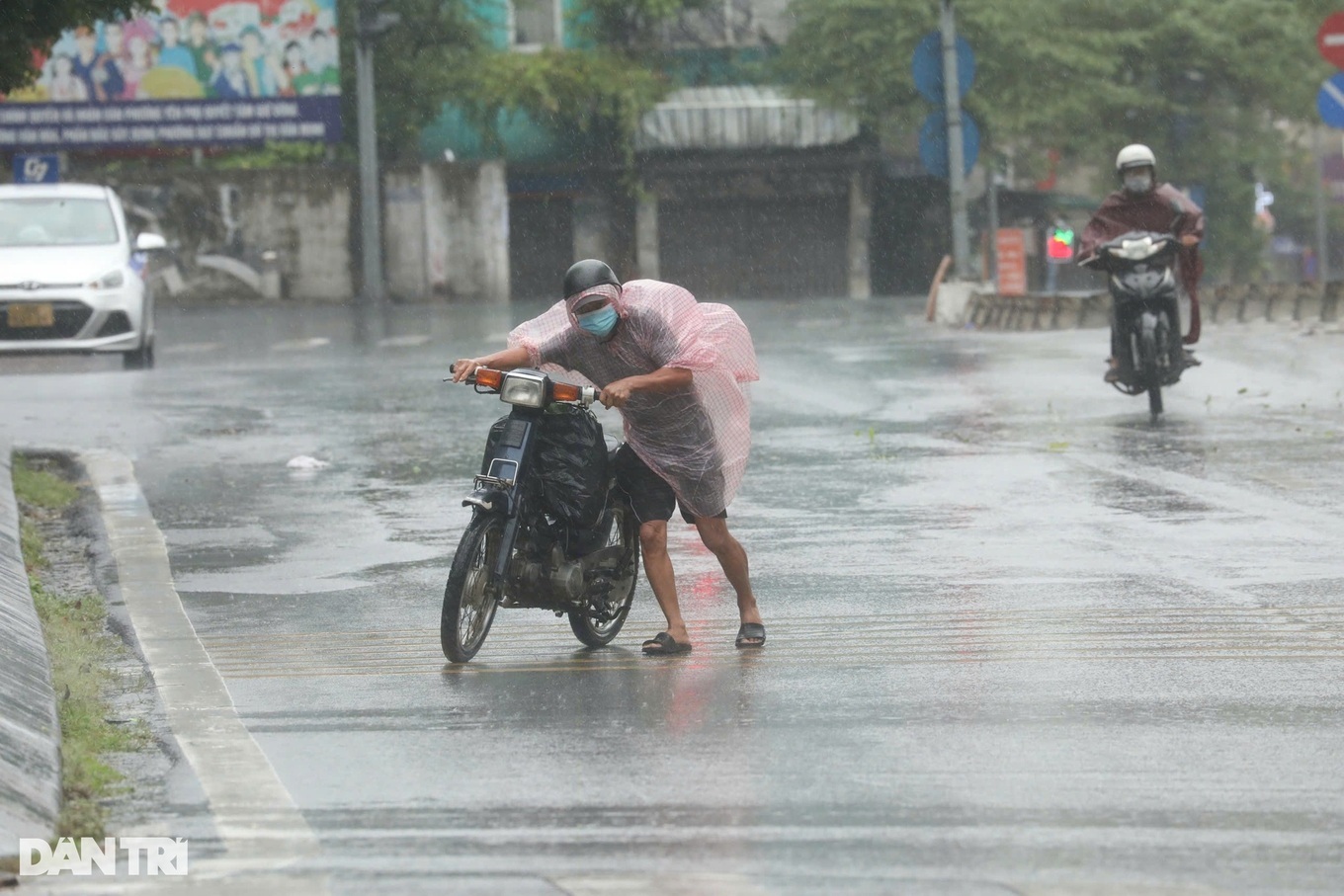 Áp thấp nhiệt đới di chuyển chậm, miền Trung sẽ mưa như trút nước - 1