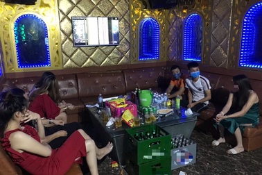 2 quán karaoke vẫn hoạt động bất chấp lệnh cấm của thành phố