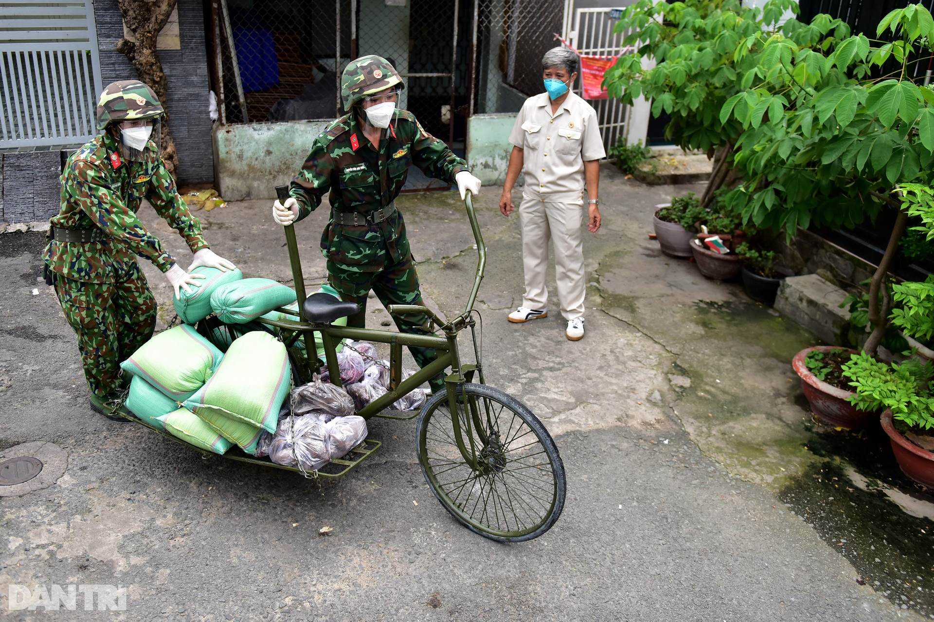 Bộ đội dùng xe đạp thồ chuyển thực phẩm vào tận hẻm nhỏ cho người dân TPHCM - 9 Bộ đội dùng xe đạp thồ chuyển thực phẩm vào tận hẻm nhỏ cho người dân TPHCM - 9