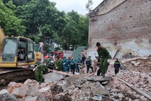 Sập tường nhà gần hồ Hoàn Kiếm, hàng trăm người hoảng loạn