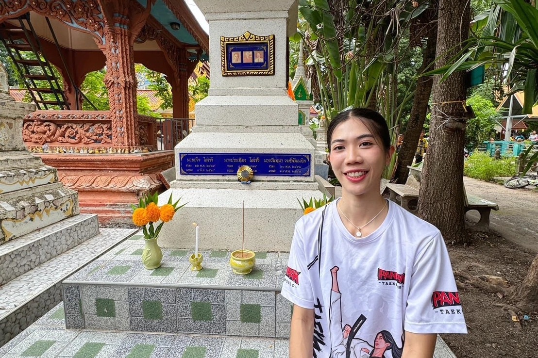 Thailändsk olympisk mästare tar med sig guldmedalj för att lägga vid sin mors grav - 3 Nhà vô địch Olympic Thái Lan mang HCV đến dâng bên mộ mẹ - 3