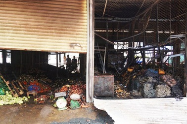 “Bà hỏa” thiêu rụi 13 sạp hàng trong chợ đầu mối