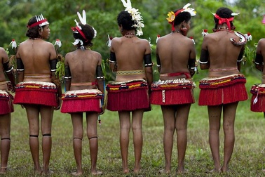 Lạ lùng lều "tình yêu" trên hòn đảo phụ nữ nắm quyền tuyệt đối