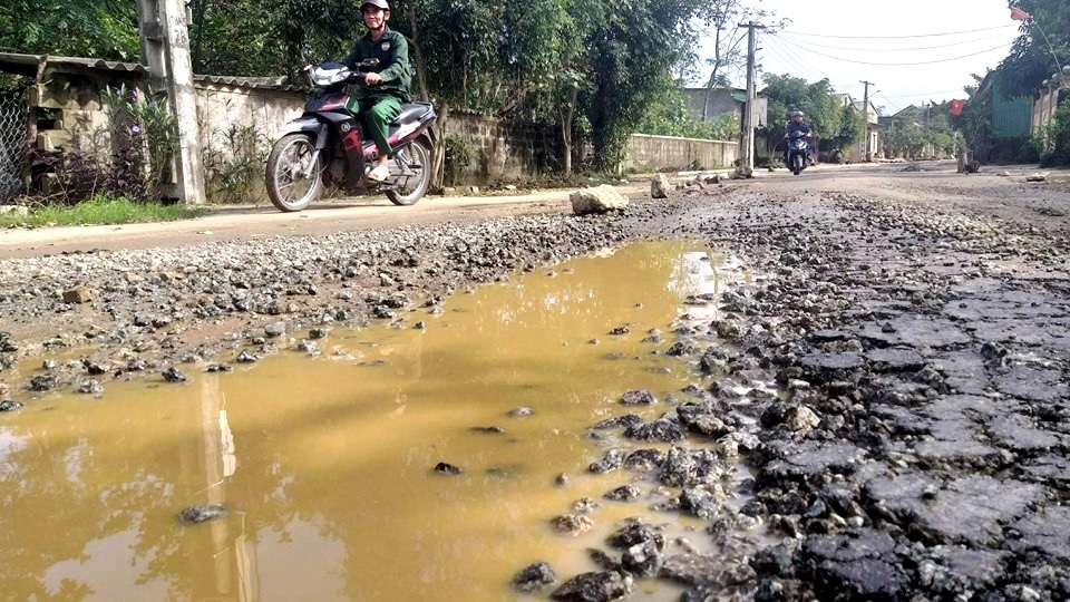 Con đường “đau khổ” tại huyện nông thôn mới đầu tiên của tỉnh Hà Tĩnh - 4 Con đường “đau khổ” tại huyện nông thôn mới đầu tiên của tỉnh Hà Tĩnh - 4