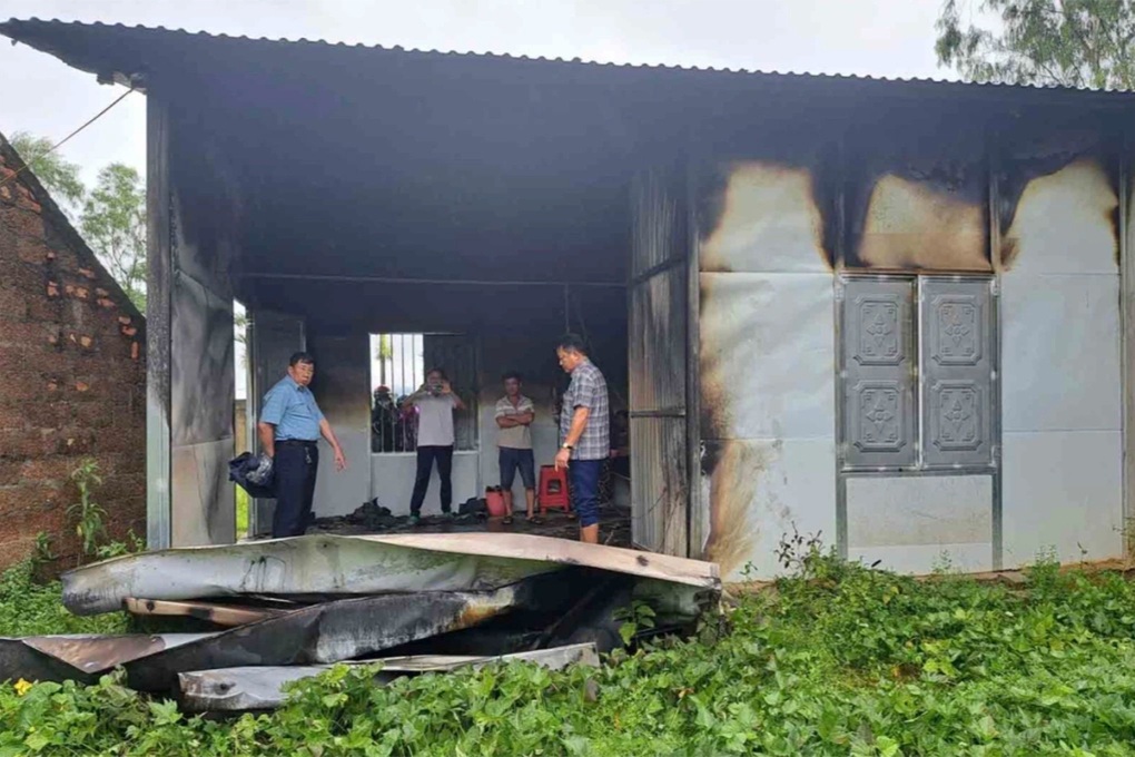 Sét đánh gây cháy nhà dân ở Hà Tĩnh - 1 Sét đánh gây cháy nhà dân ở Hà Tĩnh - 1