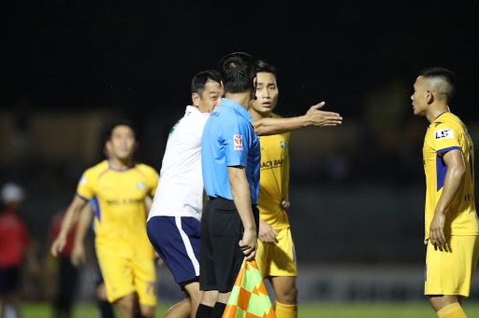 V-League tính đến phương án phải huỷ vì dịch Covid-19 - 1 V-League tính đến phương án phải huỷ vì dịch Covid-19 - 1