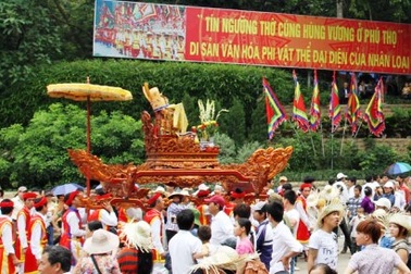 Dâng bánh chưng bánh dày lên các Vua Hùng