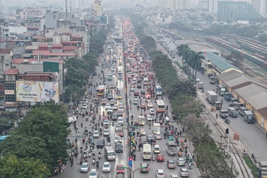 Người dân đổ về quê nghỉ Tết Dương lịch, cửa ngõ Hà Nội ùn tắc kéo dài