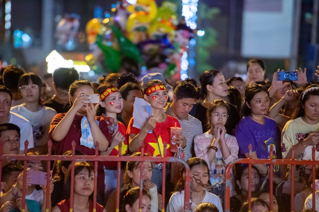 Hàng vạn người tham dự chương trình “Thanh Hóa - Tự hào cùng đất nước” - 2 Hàng vạn người tham dự chương trình “Thanh Hóa - Tự hào cùng đất nước” - 2