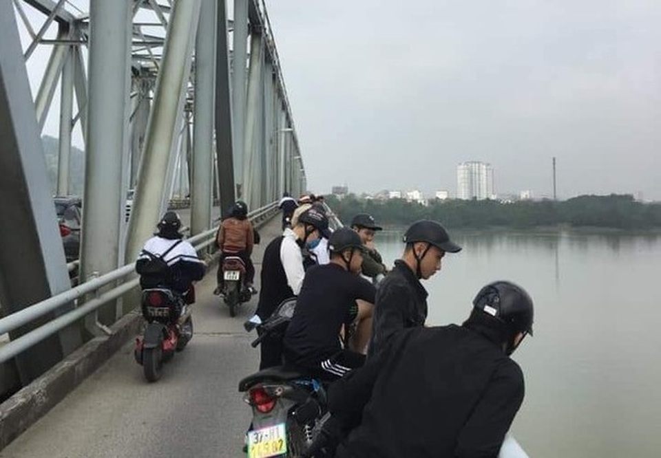 Nghi vấn mẹ ôm con bị bệnh não nhảy cầu tự tử - 2 Nghi vấn mẹ ôm con bị bệnh não nhảy cầu tự tử - 2