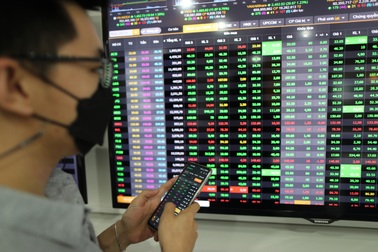 Lãnh đạo Ủy ban Chứng khoán ra thông điệp "nóng" lúc thị trường "rực lửa"