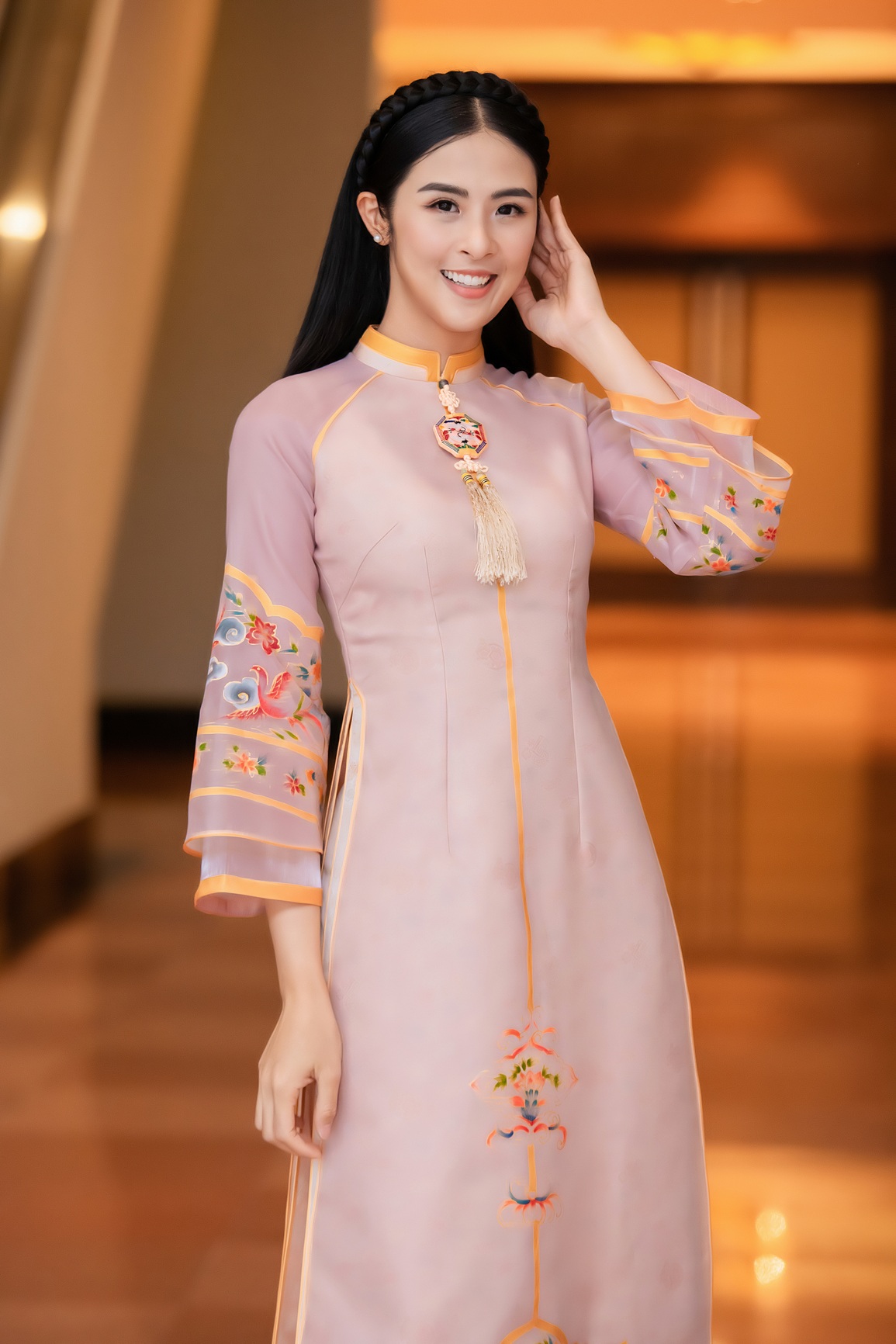 Hoa hậu Khánh Ngân, Ngọc Hân bất ngờ chọn cùng tông áo dài - 3 Hoa hậu Khánh Ngân, Ngọc Hân bất ngờ chọn cùng tông áo dài - 3
