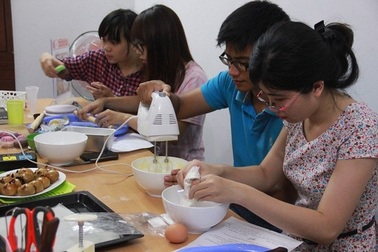 Dân công sở đua nhau đi học làm bánh Trung Thu