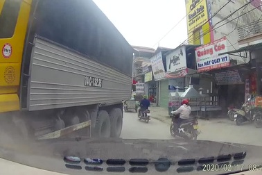 Đã đi sai còn bắt xe đi đúng lùi lại nhường đường