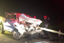 Xe bán tải bẹp rúm sau tai nạn, một người chết, 3 người bị thương