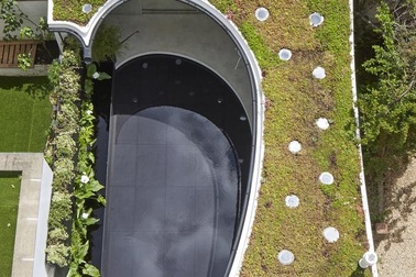 Độc đáo căn biệt thự đổ đất trồng cây xanh trên mái nhà để tránh nóng