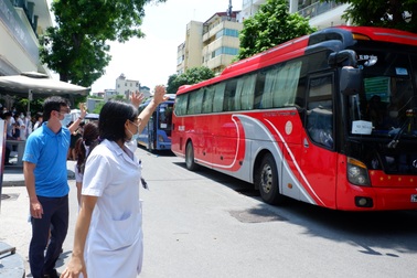 Gần 200 y bác sĩ Bệnh viện Bạch Mai lên đường chi viện TPHCM