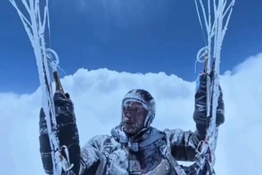 Bay dù lượn bị hút lên 9.000m suýt chết cóng: Điểm bất thường nghi giả mạo