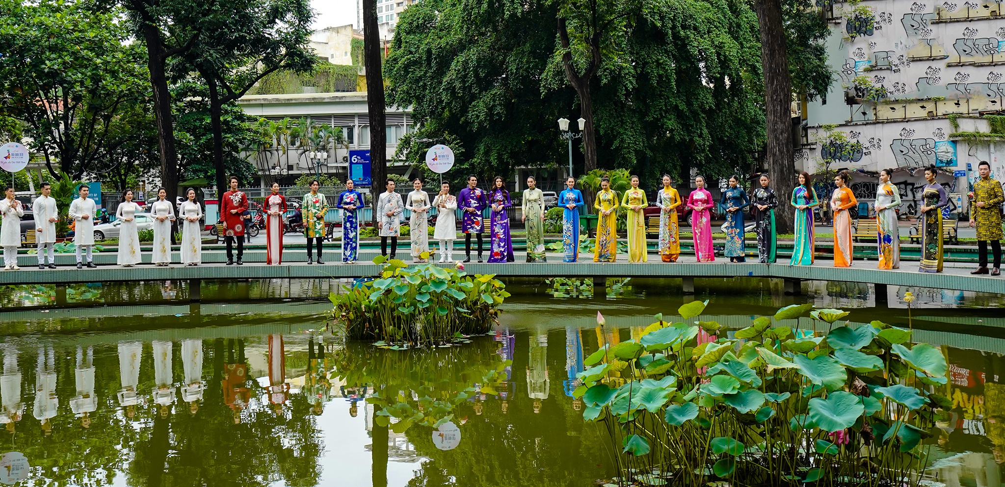 Đường phố, điểm du lịch… ở TPHCM biến thành sàn diễn áo dài - 9 Đường phố, điểm du lịch… ở TPHCM biến thành sàn diễn áo dài - 9
