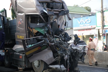 Hai xe tải tông nhau, tài xế mắc kẹt trong ca bin