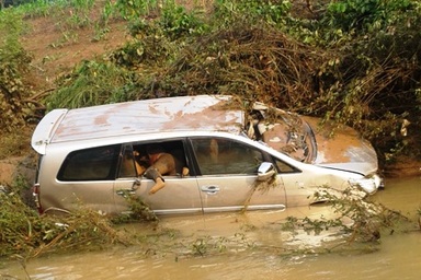 Tìm thấy chiếc xe bị lũ cuốn với 4 thi thể bên trong