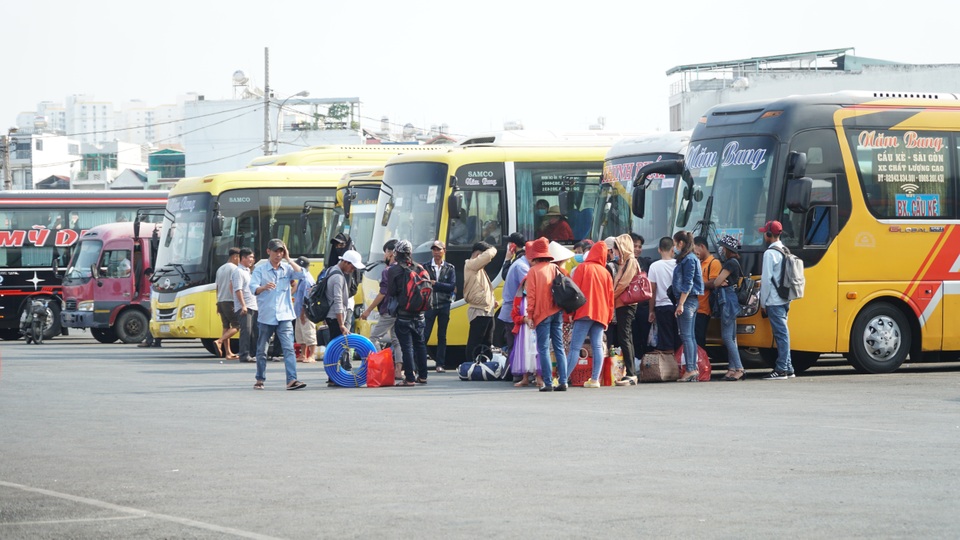 Nhiều lao động sập bẫy cò... xin việc ở bến xe - 1 Nhiều lao động sập bẫy cò... xin việc ở bến xe - 1