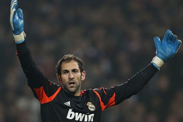 Diego Lopez bừng sáng, Van Persie gây thất vọng