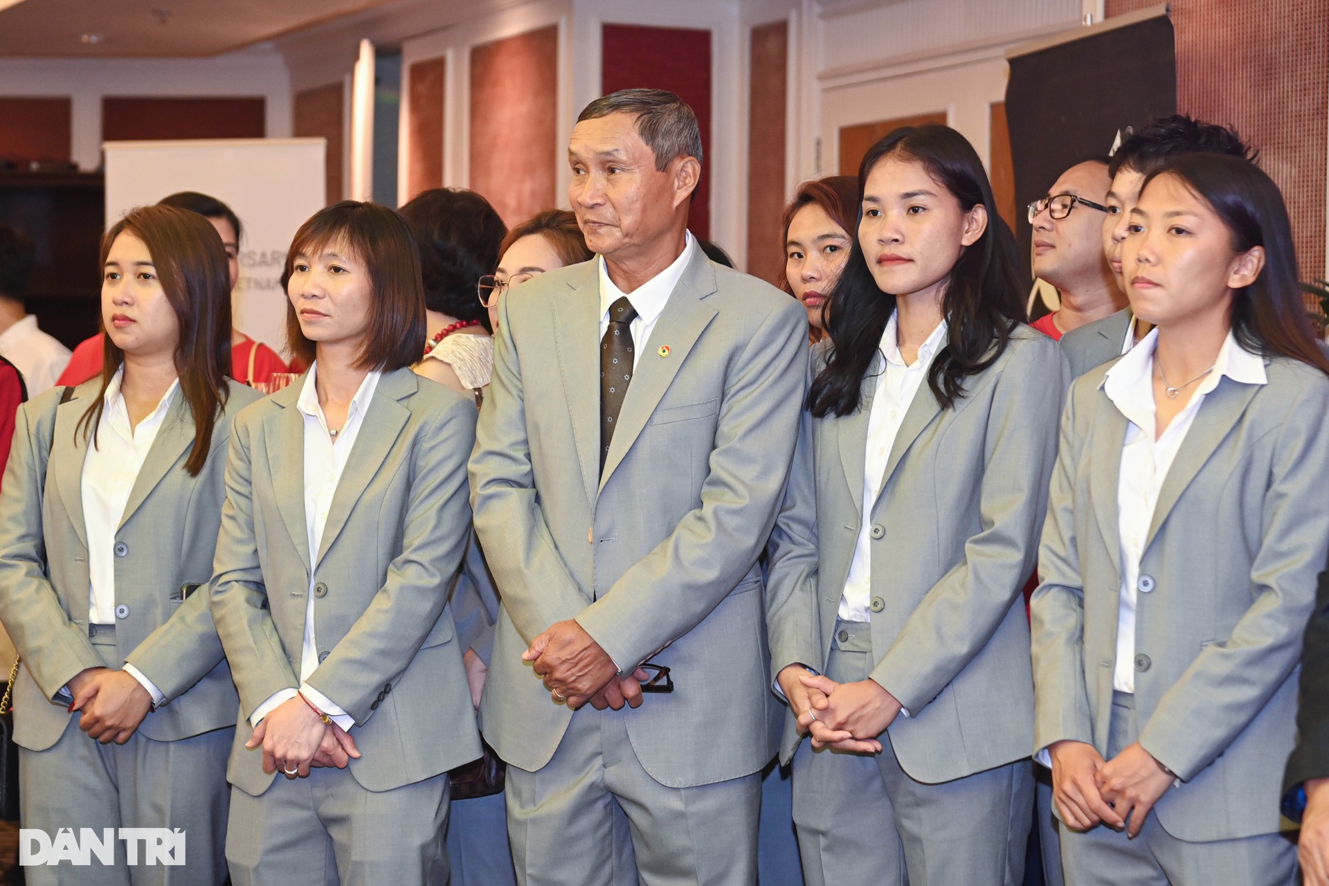 Huỳnh Như cắt chiếc bánh đặc biệt, háo hức trước ngày dự World Cup - 2 Huỳnh Như cắt chiếc bánh đặc biệt, háo hức trước ngày dự World Cup - 2