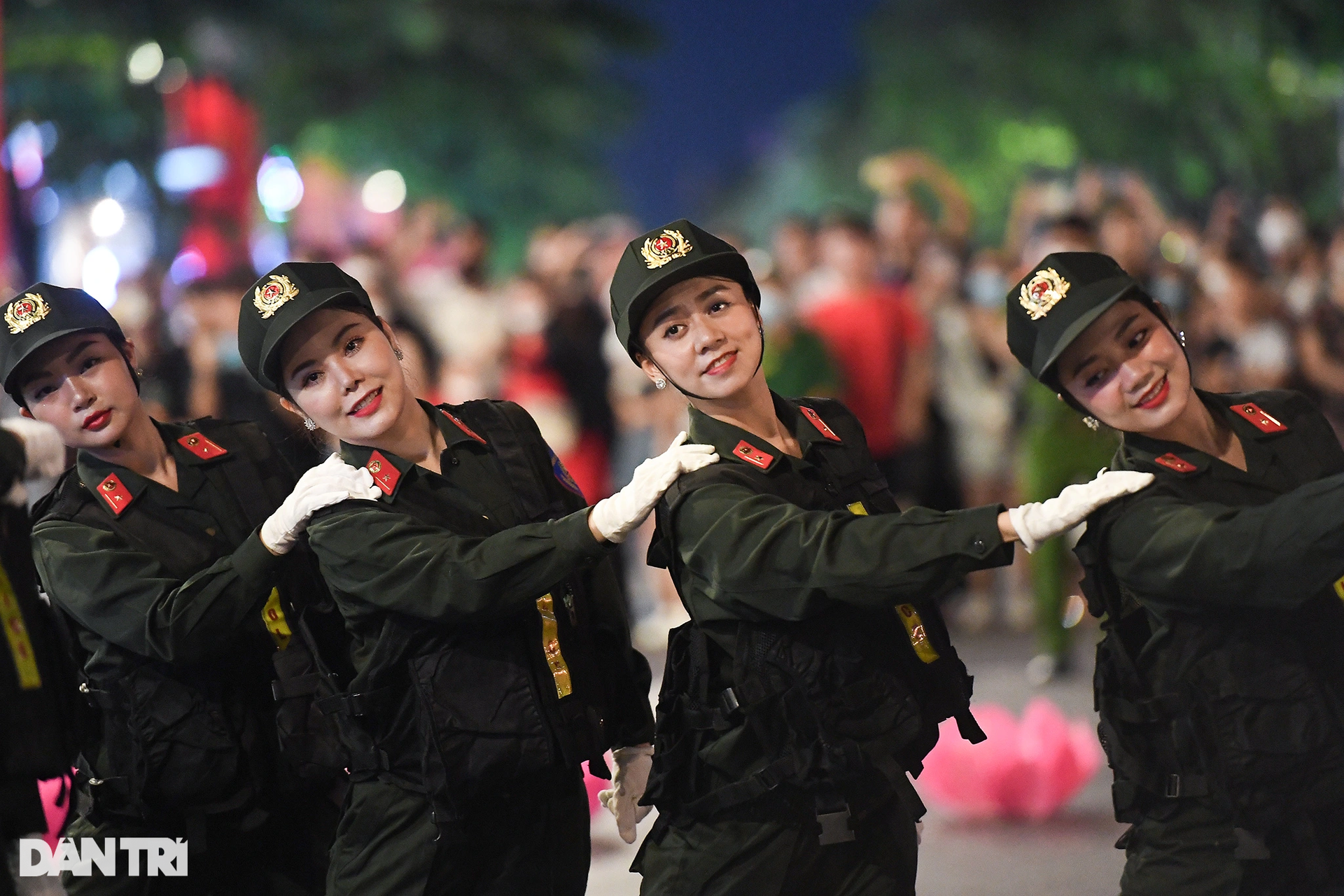 Khoảnh khắc ấn tượng trong đêm trình diễn nhạc kèn CAND trên phố Nguyễn Huệ - 12 Khoảnh khắc ấn tượng trong đêm trình diễn nhạc kèn CAND trên phố Nguyễn Huệ - 12