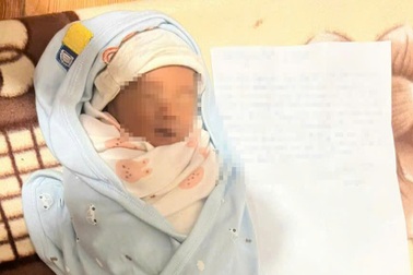 Bé trai sơ sinh bị bỏ rơi kèm lá thư trước cổng chùa ở Long An