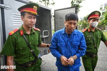 Dẫn giải các bị cáo trong vụ đánh bạc 106 triệu USD tại khách sạn Pullman