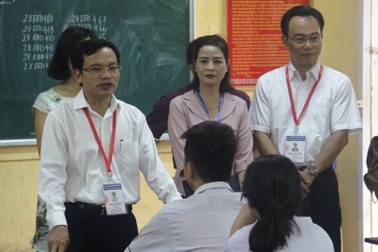 Cục trưởng Mai Văn Trinh kiểm tra phòng bảo quản, bảo mật đề thi tại Thanh Hóa