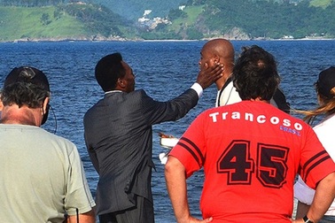 Ngôi sao võ thuật Brazil bị Pele bạt tai vì đá bóng quá tệ