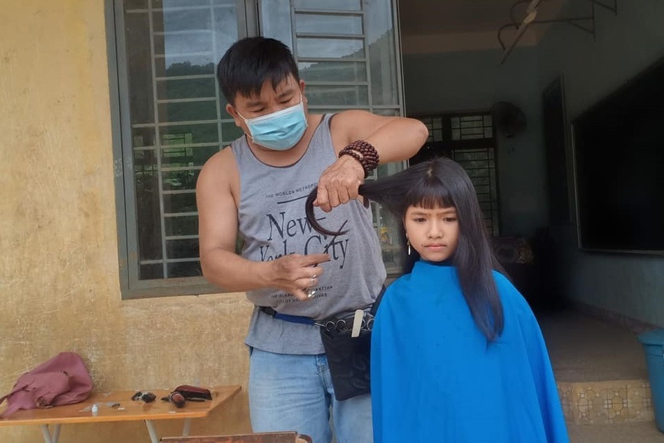 Anh thợ cắt tóc gieo yêu thương nơi vùng cao - 2 Anh thợ cắt tóc gieo yêu thương nơi vùng cao - 2