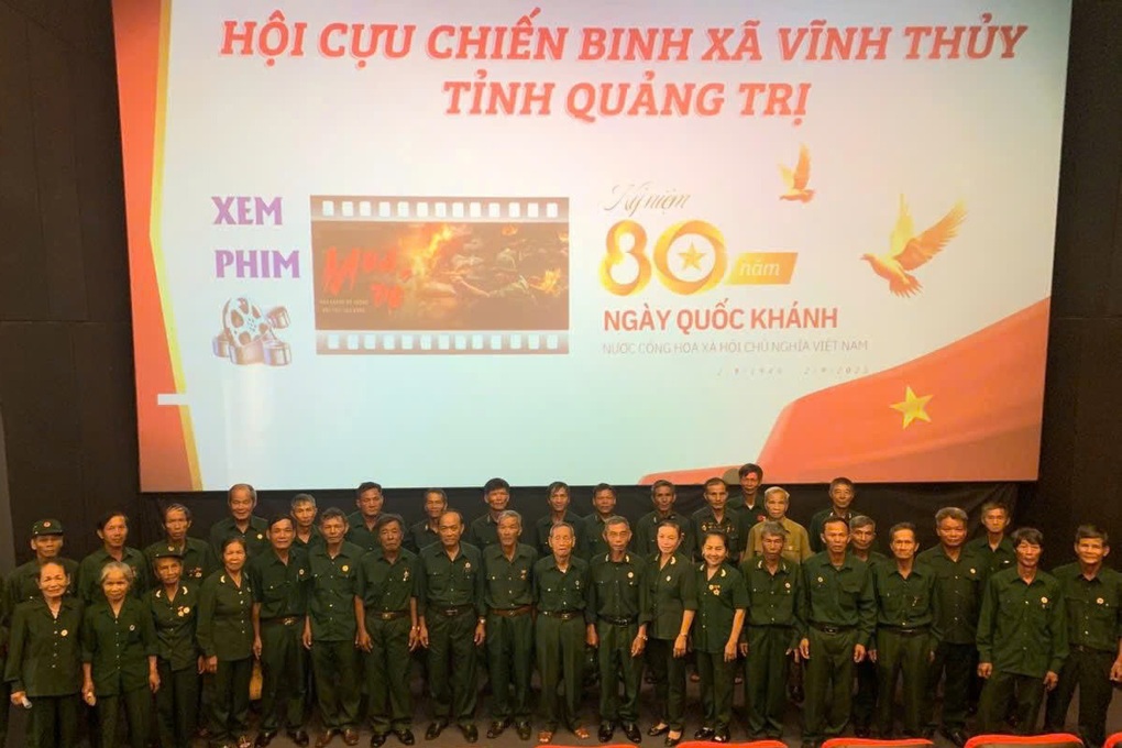 Người đàn ông bỏ tiền túi, mua 600 vé Mưa đỏ tặng cựu chiến binh - 2 Người đàn ông bỏ tiền túi, mua 600 vé Mưa đỏ tặng cựu chiến binh - 2
