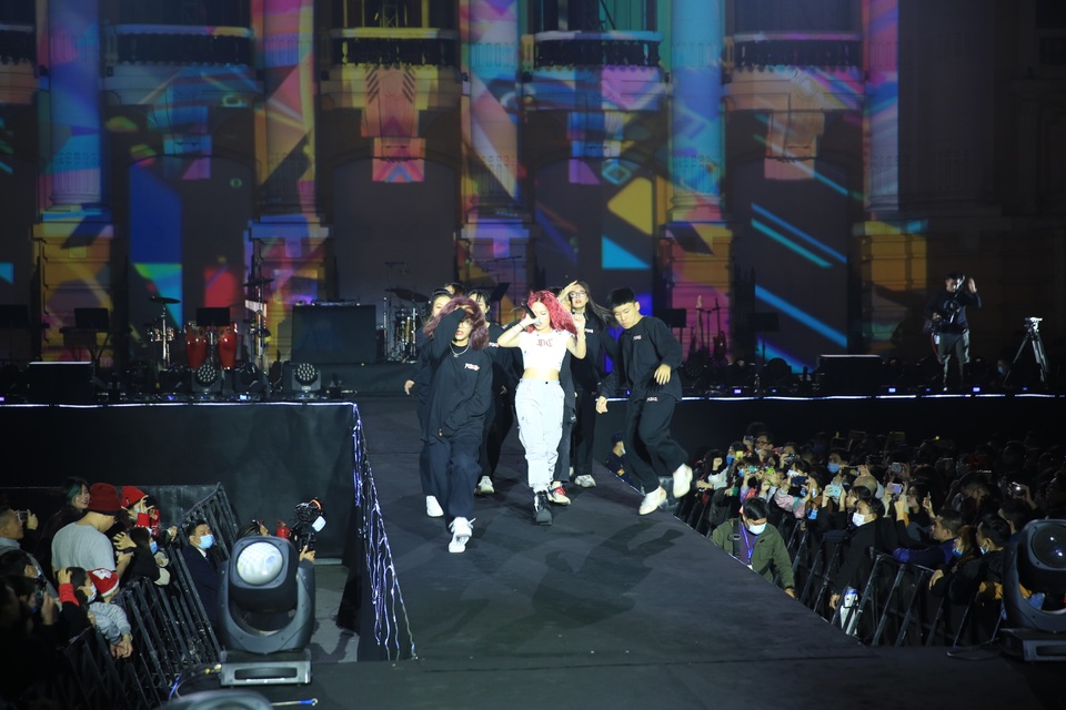 Nghệ sĩ khuấy đảo không khí đêm Countdown Giáng sinh - 7