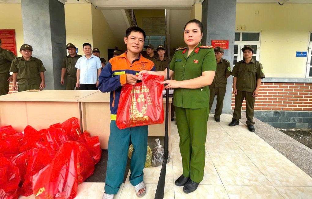 Người dân mang 60 khẩu súng đến công an đổi lấy quà - 2 Người dân mang 60 khẩu súng đến công an đổi lấy quà - 2