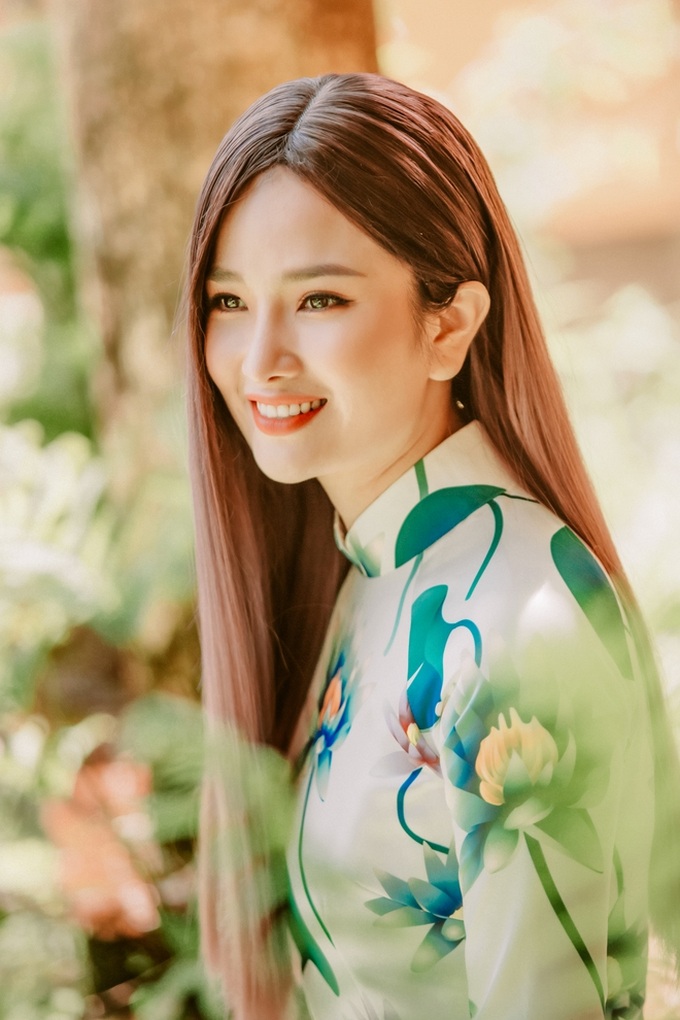 Cao Thùy Dương biến hóa với áo dài ở Đà Lạt - Ảnh 1. Cao Thùy Dương biến hóa với áo dài ở Đà Lạt - Ảnh 1.