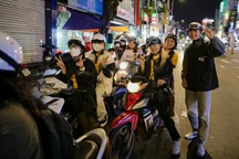 Sinh viên không nghỉ Tết, ở lại TPHCM kiếm 15 triệu đồng đóng học phí