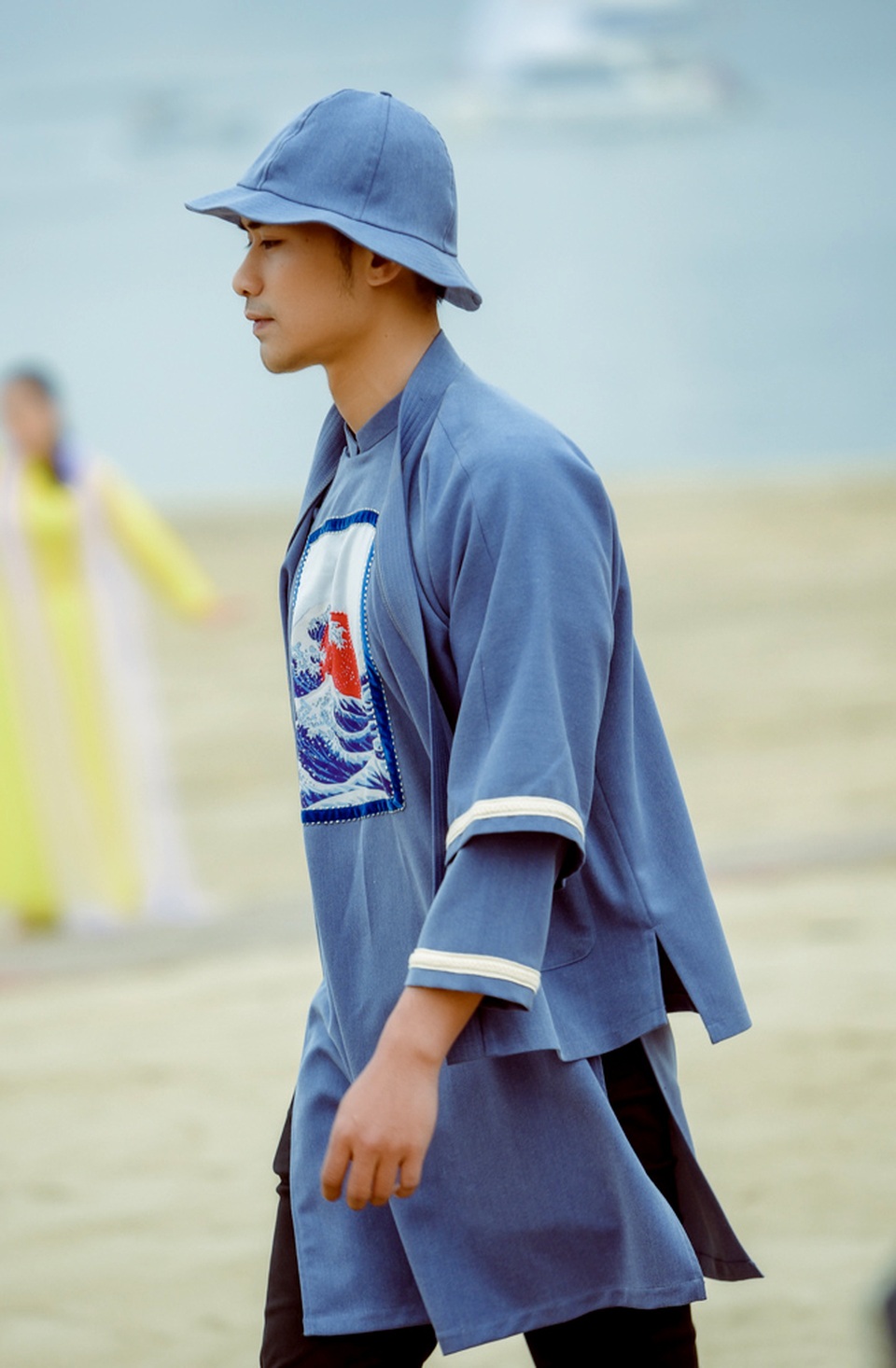 Hoa hậu Thùy Dung trình diễn áo dài bên bờ biển vịnh Bái Tử Long - 9