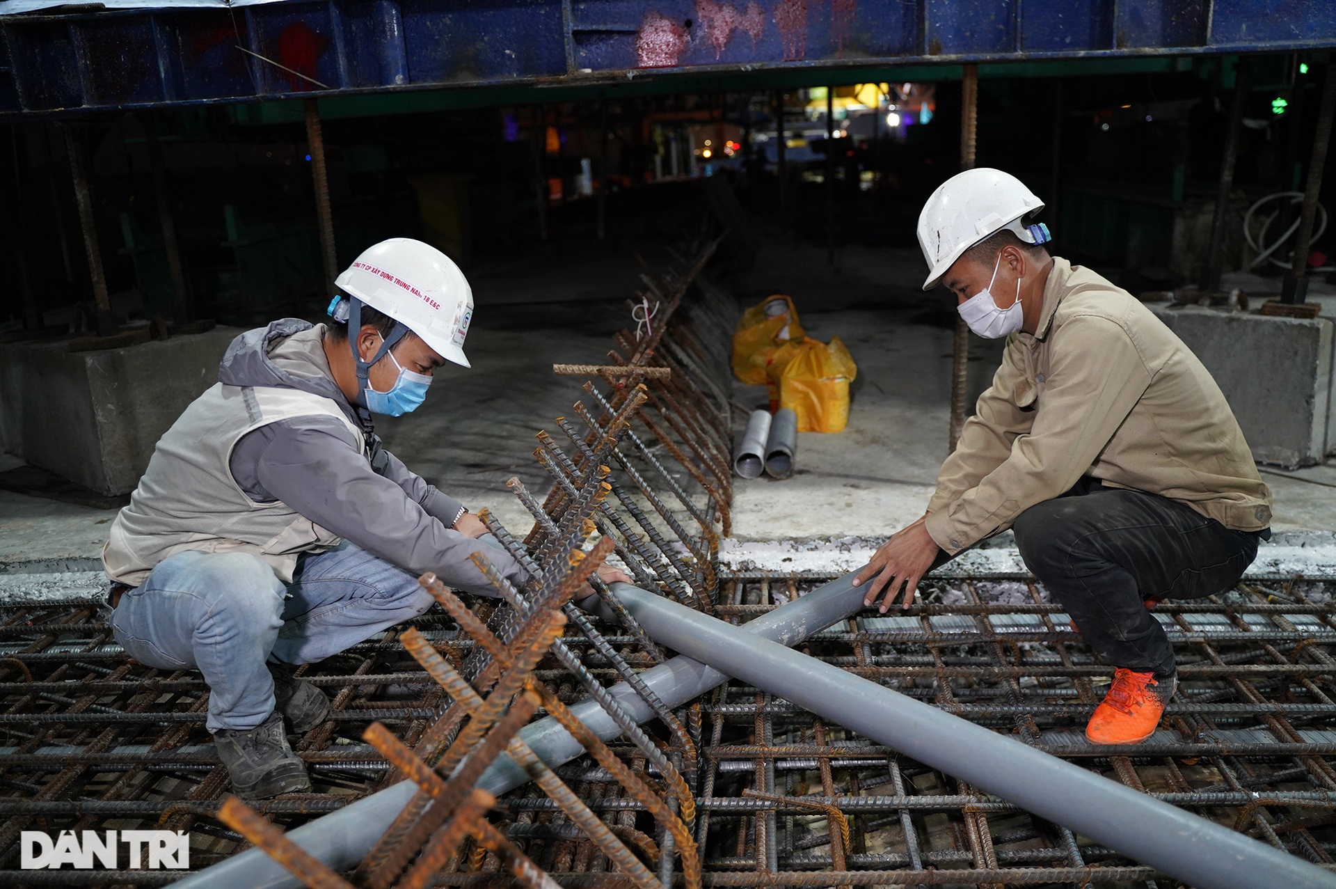 Xuyên đêm hợp long nhịp cầu cao nhất tại tuyến đường Vành đai 2 ở Hà Nội - 3 Xuyên đêm hợp long nhịp cầu cao nhất tại tuyến đường Vành đai 2 ở Hà Nội - 3