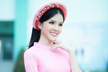 Hoa khôi Thúy Vi rạng rỡ làm giám khảo sinh viên thanh lịch ĐH Tây Đô