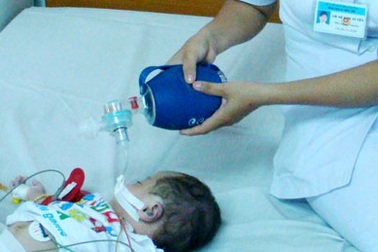 Bị cha ném, con 2 tháng tuổi tử vong 